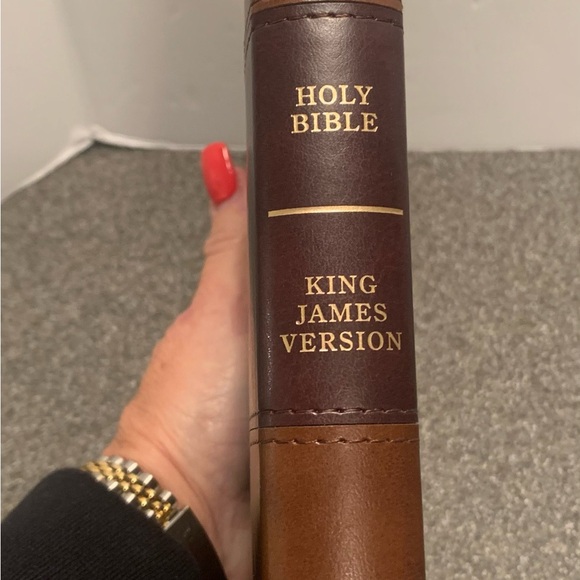 Holman Authorized King James Reference Bible: Beautiful Two Tone Brown Leather - Picture 6 of 9